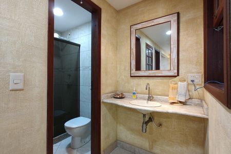 Casa de condomínio à venda com 300m², 3 quartos e 2 vagas Casa de condomínio à venda com 300m², 3 quartos e 2 vagasBanheiro Social