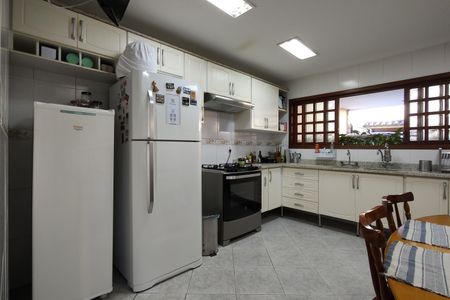 Casa de condomínio à venda com 300m², 3 quartos e 2 vagas Casa de condomínio à venda com 300m², 3 quartos e 2 vagasCozinha - Armários