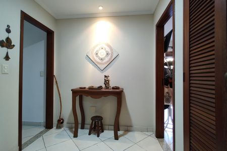 Casa de condomínio à venda com 300m², 3 quartos e 2 vagas Casa de condomínio à venda com 300m², 3 quartos e 2 vagasHall social