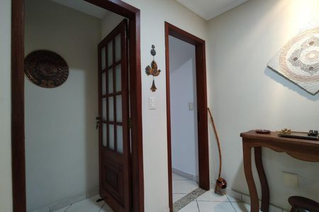 Hall social de casa de condomínio à venda com 3 quartos, 300m² em Taquara, Rio de Janeiro
