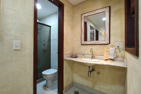 Casa de condomínio à venda com 300m², 3 quartos e 2 vagas Casa de condomínio à venda com 300m², 3 quartos e 2 vagasBanheiro Social