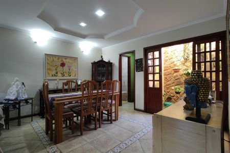 Casa de condomínio à venda com 300m², 3 quartos e 2 vagas Casa de condomínio à venda com 300m², 3 quartos e 2 vagasSala