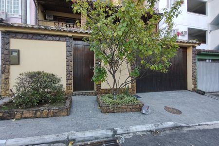 Casa de condomínio à venda com 300m², 3 quartos e 2 vagas Casa de condomínio à venda com 300m², 3 quartos e 2 vagasFachada
