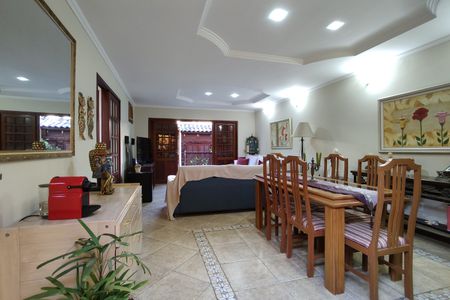 Casa de condomínio à venda com 300m², 3 quartos e 2 vagas Casa de condomínio à venda com 300m², 3 quartos e 2 vagasSala