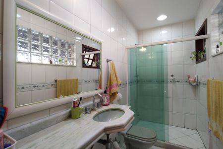 Casa de condomínio à venda com 300m², 3 quartos e 2 vagas Casa de condomínio à venda com 300m², 3 quartos e 2 vagasBanheiro da Suíte 2