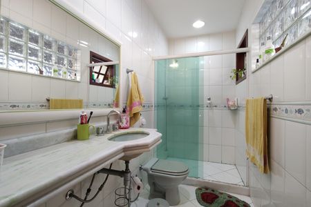 Casa de condomínio à venda com 300m², 3 quartos e 2 vagas Casa de condomínio à venda com 300m², 3 quartos e 2 vagasBanheiro da Suíte 2