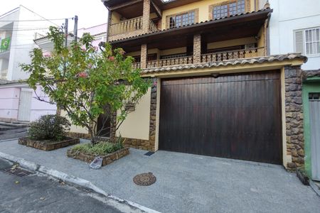 Casa de condomínio à venda com 300m², 3 quartos e 2 vagas Casa de condomínio à venda com 300m², 3 quartos e 2 vagasFachada