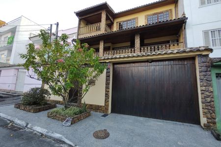 Casa de condomínio à venda com 300m², 3 quartos e 2 vagas Casa de condomínio à venda com 300m², 3 quartos e 2 vagasFachada
