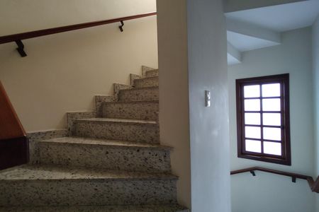 Casa de condomínio à venda com 300m², 3 quartos e 2 vagas Casa de condomínio à venda com 300m², 3 quartos e 2 vagasEscada