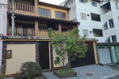 Casa de condomínio à venda com 300m², 3 quartos e 2 vagas Casa de condomínio à venda com 300m², 3 quartos e 2 vagasFachada