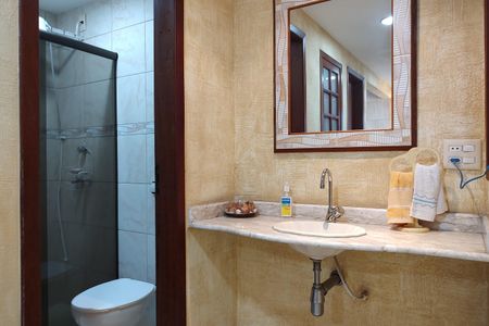Casa de condomínio à venda com 300m², 3 quartos e 2 vagas Casa de condomínio à venda com 300m², 3 quartos e 2 vagasBanheiro Social
