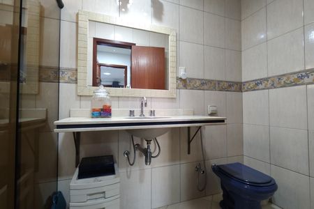 Casa de condomínio à venda com 300m², 3 quartos e 2 vagas Casa de condomínio à venda com 300m², 3 quartos e 2 vagasBanheiro da Suíte