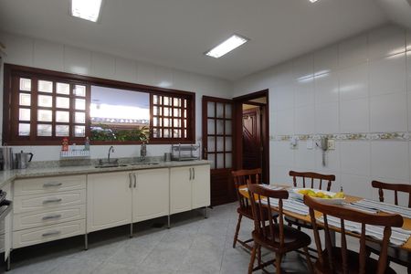 Casa de condomínio à venda com 300m², 3 quartos e 2 vagas Casa de condomínio à venda com 300m², 3 quartos e 2 vagasCozinha - Armários