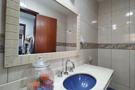 Casa de condomínio à venda com 300m², 3 quartos e 2 vagas Casa de condomínio à venda com 300m², 3 quartos e 2 vagasBanheiro da Suíte