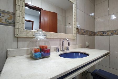 Casa de condomínio à venda com 300m², 3 quartos e 2 vagas Casa de condomínio à venda com 300m², 3 quartos e 2 vagasBanheiro da Suíte