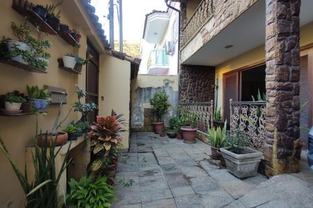 Casa de condomínio à venda com 300m², 3 quartos e 2 vagas Casa de condomínio à venda com 300m², 3 quartos e 2 vagasQuintal
