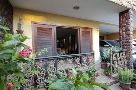 Casa de condomínio à venda com 300m², 3 quartos e 2 vagas Casa de condomínio à venda com 300m², 3 quartos e 2 vagasVaranda