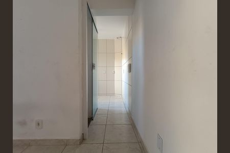 Corredor de kitnet/studio para alugar com 1 quarto, 30m² em Extensão Serramar, Rio das Ostras