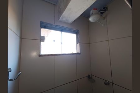 Banheiro social de kitnet/studio para alugar com 1 quarto, 30m² em Extensão Serramar, Rio das Ostras