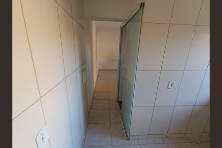 Corredor de kitnet/studio para alugar com 1 quarto, 30m² em Extensão Serramar, Rio das Ostras