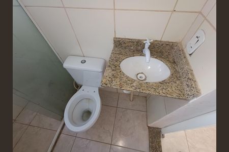 Banheiro social de kitnet/studio para alugar com 1 quarto, 30m² em Extensão Serramar, Rio das Ostras