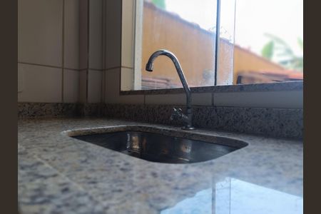 Cozinha de kitnet/studio para alugar com 1 quarto, 30m² em Extensão Serramar, Rio das Ostras
