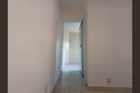 Corredor de kitnet/studio para alugar com 1 quarto, 30m² em Extensão Serramar, Rio das Ostras