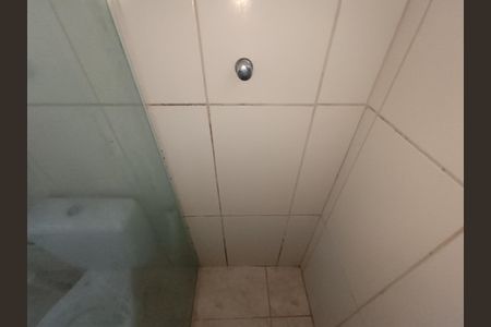 Banheiro social de kitnet/studio para alugar com 1 quarto, 30m² em Extensão Serramar, Rio das Ostras