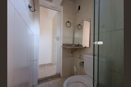 Banheiro social de kitnet/studio para alugar com 1 quarto, 30m² em Extensão Serramar, Rio das Ostras