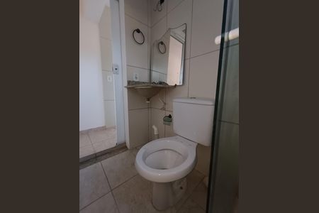 Banheiro social de kitnet/studio para alugar com 1 quarto, 30m² em Extensão Serramar, Rio das Ostras