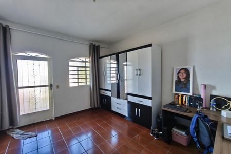 Casa à venda com 239m², 2 quartos e 2 vagas Casa à venda com 239m², 2 quartos e 2 vagasSala