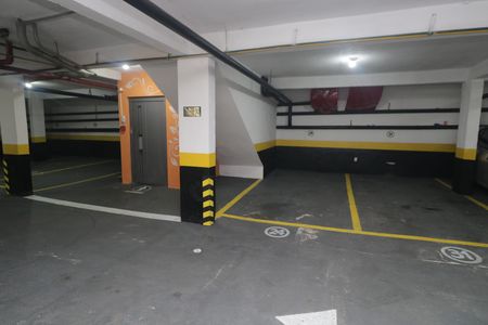 Garagem/Elevador de apartamento para alugar com 2 quartos, 75m² em Vila Príncipe de Gales, Santo André