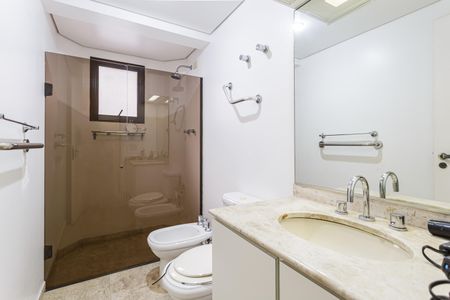 Banheiro Social de apartamento para alugar com 2 quartos, 165m² em Itaim Bibi, São Paulo