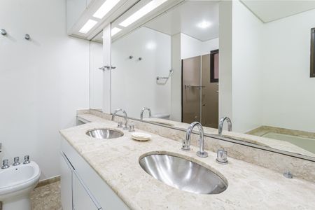 Apartamento para alugar com 165m², 2 quartos e 3 vagas Apartamento para alugar com 165m², 2 quartos e 3 vagasBanheiro da Suíte