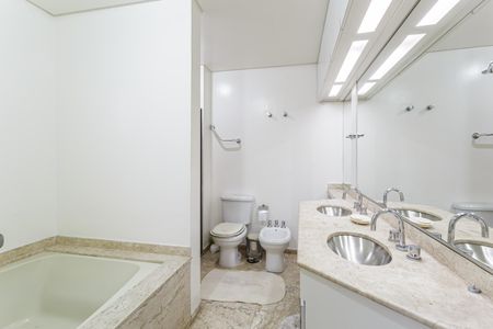 Apartamento para alugar com 165m², 2 quartos e 3 vagas Apartamento para alugar com 165m², 2 quartos e 3 vagasBanheiro da Suíte