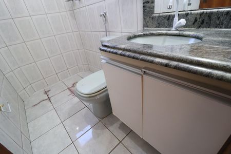 Banheiro Social de apartamento para alugar com 2 quartos, 54m² em Granada, Uberlândia