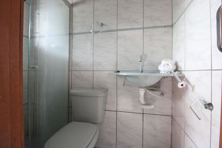 Banheiro da suíte de casa para alugar com 2 quartos, 155m² em Jardim Santa Francisca Cabrini, São Paulo
