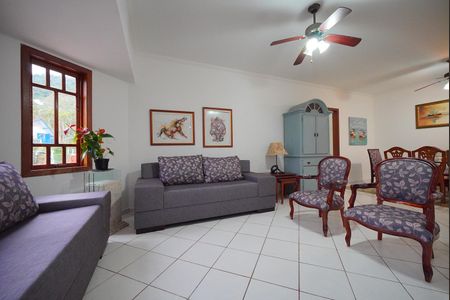 Casa de condomínio para alugar com 200m², 3 quartos e 3 vagasSala