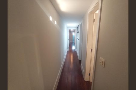 Corredor  de apartamento para alugar com 3 quartos, 170m² em Barra da Tijuca, Rio de Janeiro