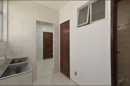 Area de serviço de apartamento para alugar com 5 quartos, 132m² em Ana Lúcia, Belo Horizonte