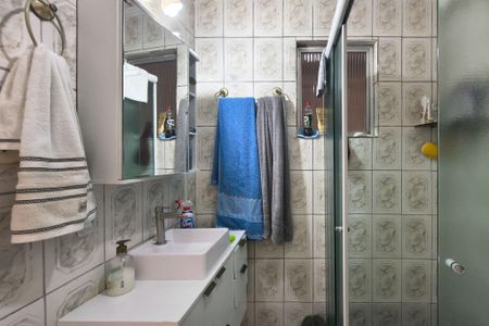 Banheiro  de apartamento para alugar com 2 quartos, 77m² em Vila Tupi, Praia Grande
