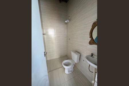Banheiro de serviço de casa para alugar com 4 quartos, 140m² em Tubalina, Uberlândia