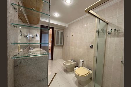 Banheiro suíte 2 de apartamento para alugar com 4 quartos, 207m² em Centro, Florianópolis