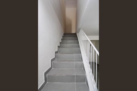 Escada de casa para alugar com 4 quartos, 125m² em Jardim Saporito, Taboão da Serra