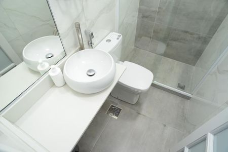 Banheiro Social de apartamento à venda com 2 quartos, 65m² em Itanhangá, Rio de Janeiro