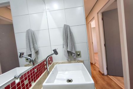 Banheiro de apartamento à venda com 2 quartos, 50m² em Vila Abaeté, Campinas
