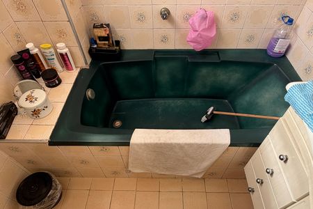 Banheiro de apartamento para alugar com 2 quartos, 97m² em Gonzaga, Santos