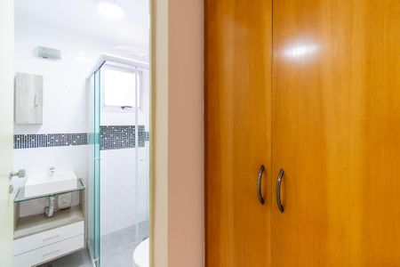 Banheiro de apartamento para alugar com 2 quartos, 48m² em Vila Guarani, São Paulo