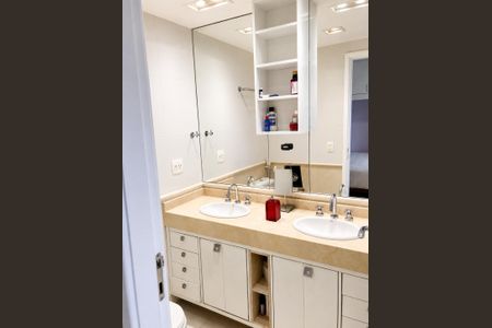 Banheiro de apartamento à venda com 4 quartos, 113m² em Barra da Tijuca, Rio de Janeiro