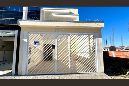 Placa instalada na fachada do imóvel  de casa para alugar com 2 quartos, 66m² em Jardim Adriana, Guarulhos